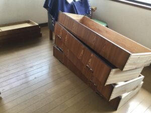 重たくて運べないタンスを処分するには？